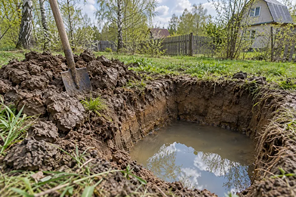 Пробный шурф в глинистом грунте, на дне стоит вода